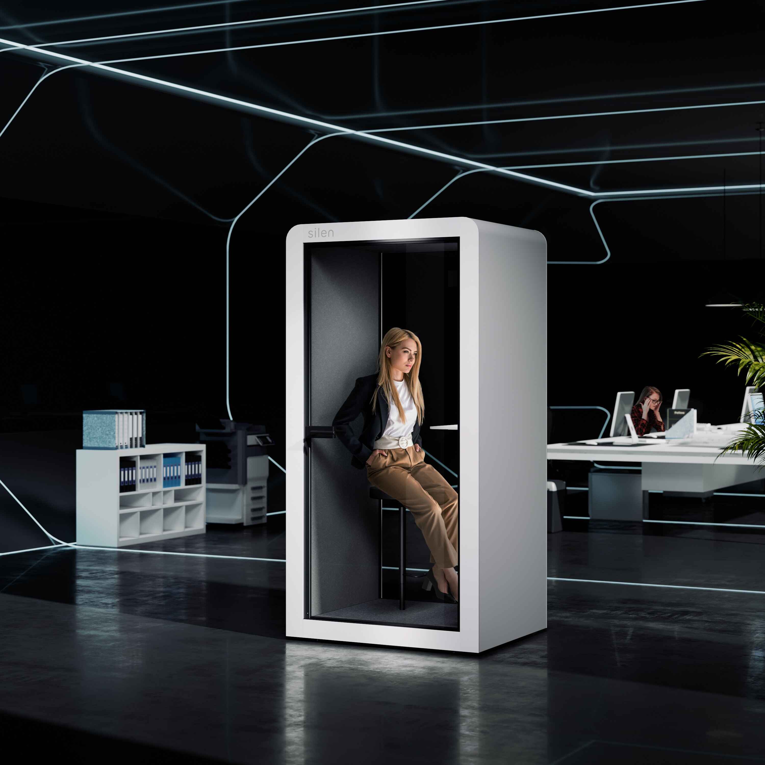 Person telefoniert in Silen Space Telefonkabine mit heller Innenausstattung – schallisolierte Kabine fuer ungestoerte Gespraeche und Fokusarbeit im offenen Buero