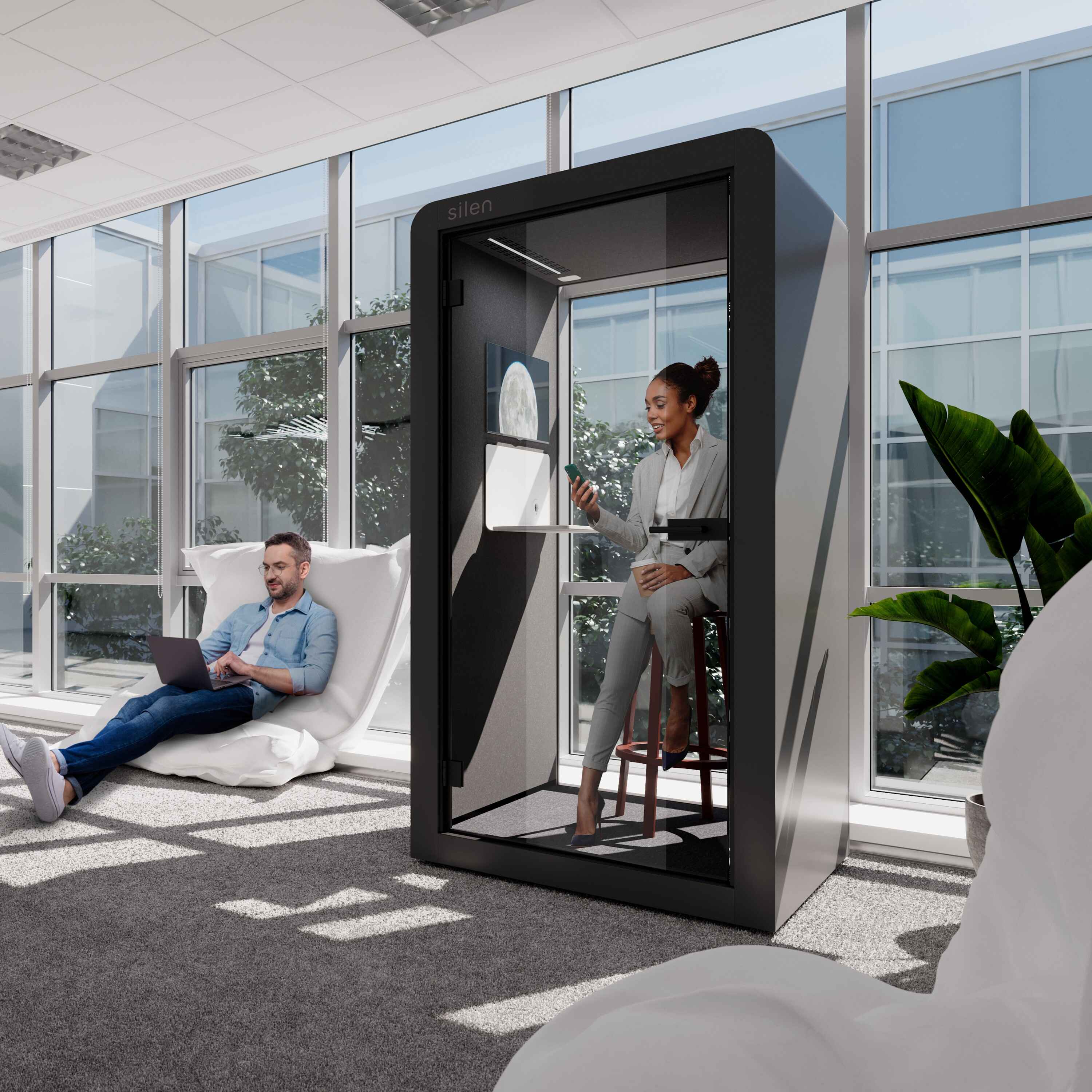Innenansicht der Silen Space Telefonkabine mit Arbeitstisch, Sitzgelegenheit und LED-Beleuchtung – ideale Umgebung fuer konzentriertes Arbeiten und Videocalls im Buero