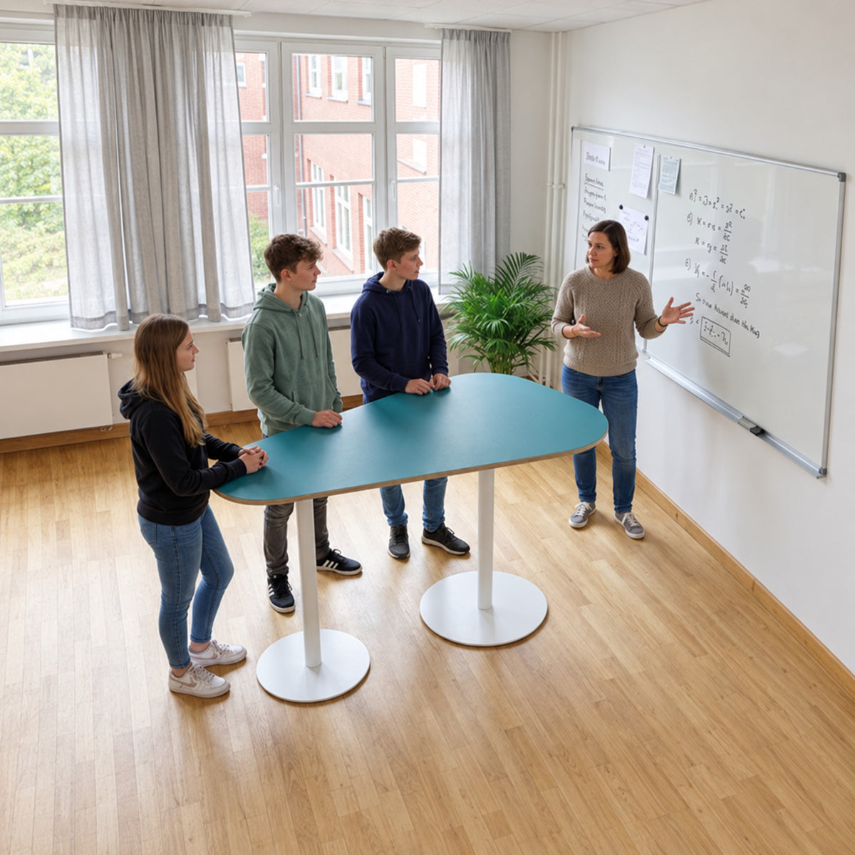 ass-2018-181-stehtisch-keilform-schule-teamarbeit.jpg Stehtisch in Keilform 2018.181 mit petrolfarbener Platte und zwei Tellerfüssen bei der Teamarbeit im Schulzimmer.