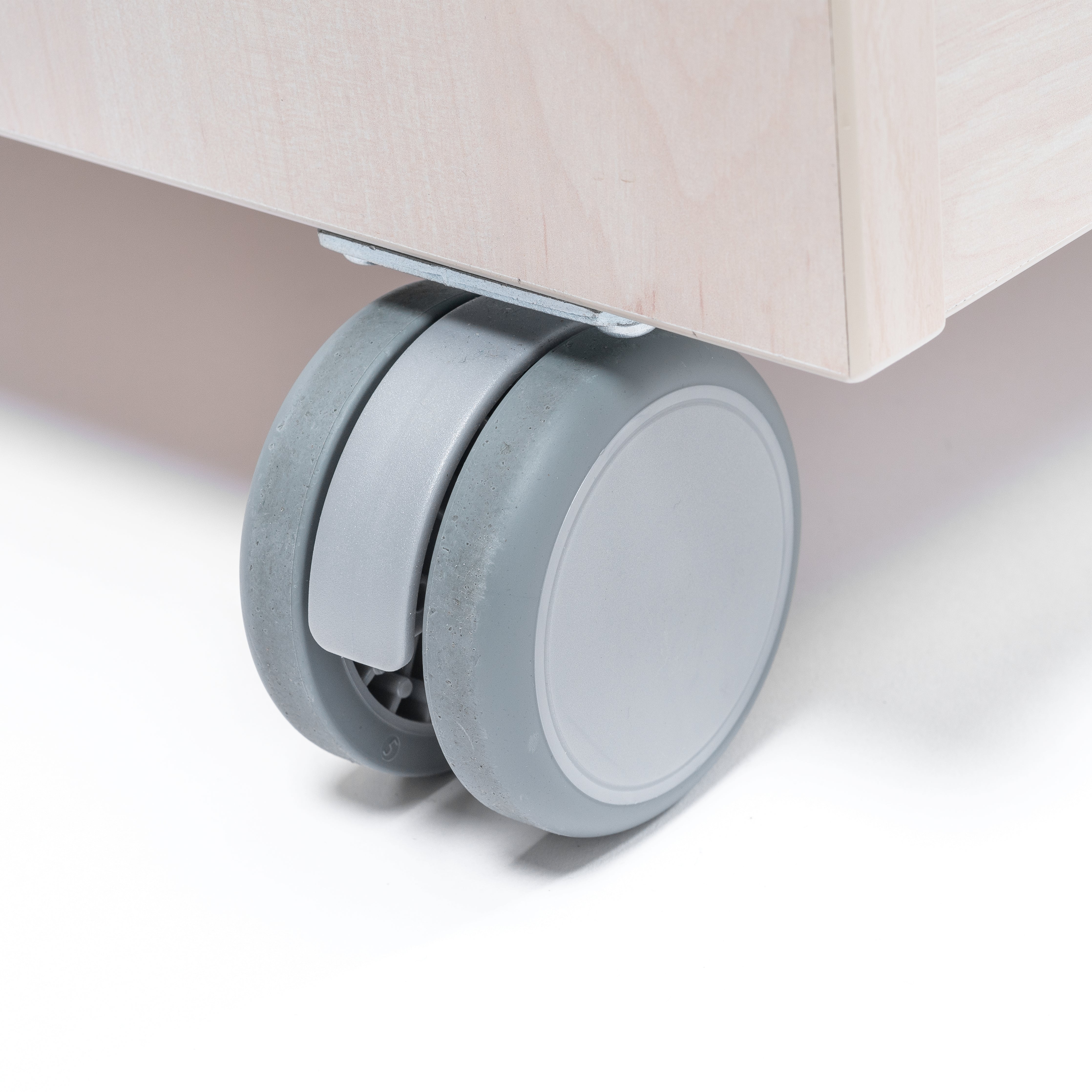 Nahaufnahme Doppelrollen Garderobe Kindergarten und Kita