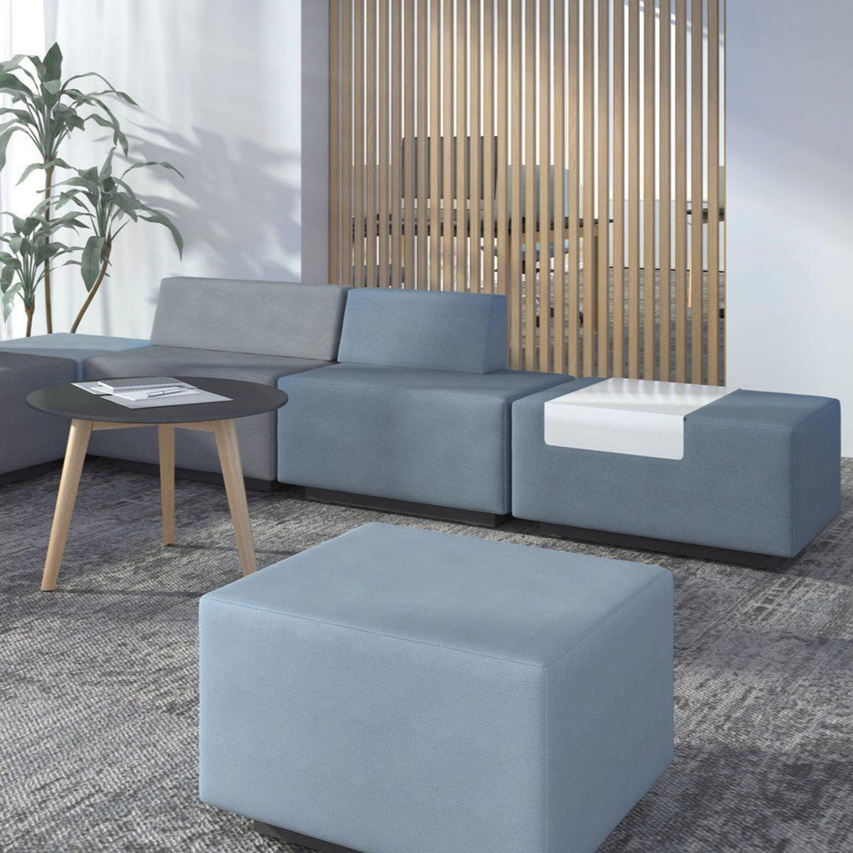 Kaffeetisch rund in Loungeumgebung mit Sofas in blau