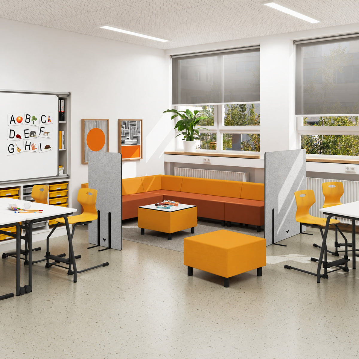 Modulares Polstersystem für Kita und Kindergarten JUNIOR als orange Leseecke mit grauen Trennwänden im Schulzimmer.