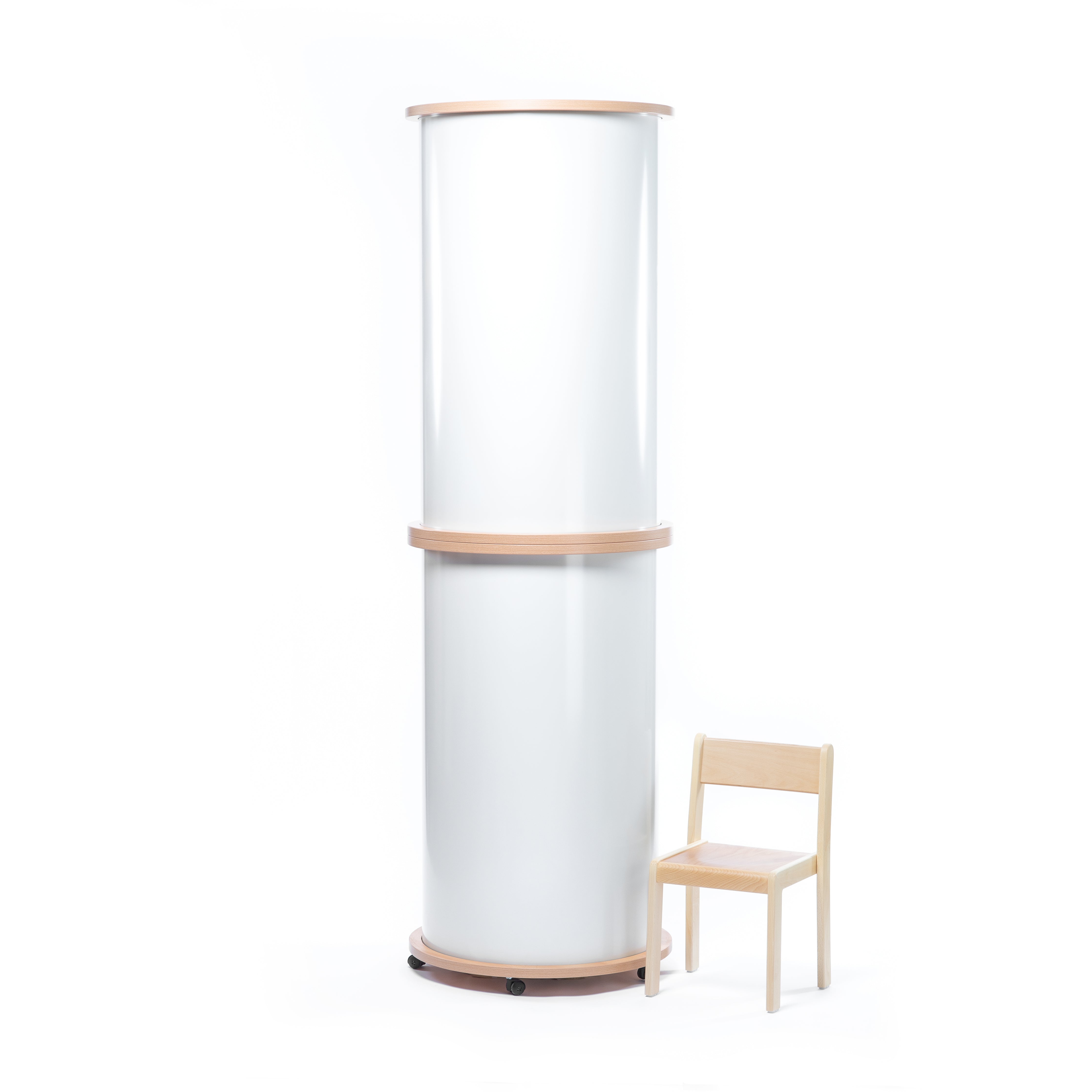 Litfasssäule magnetisch mit weisser Oberfläche und Kinderstuhl aus Holz als Höhenvergleich