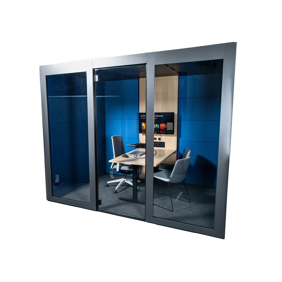 Besprechungsbox mit blauem Stoff und Bürotisch und Bürostühle