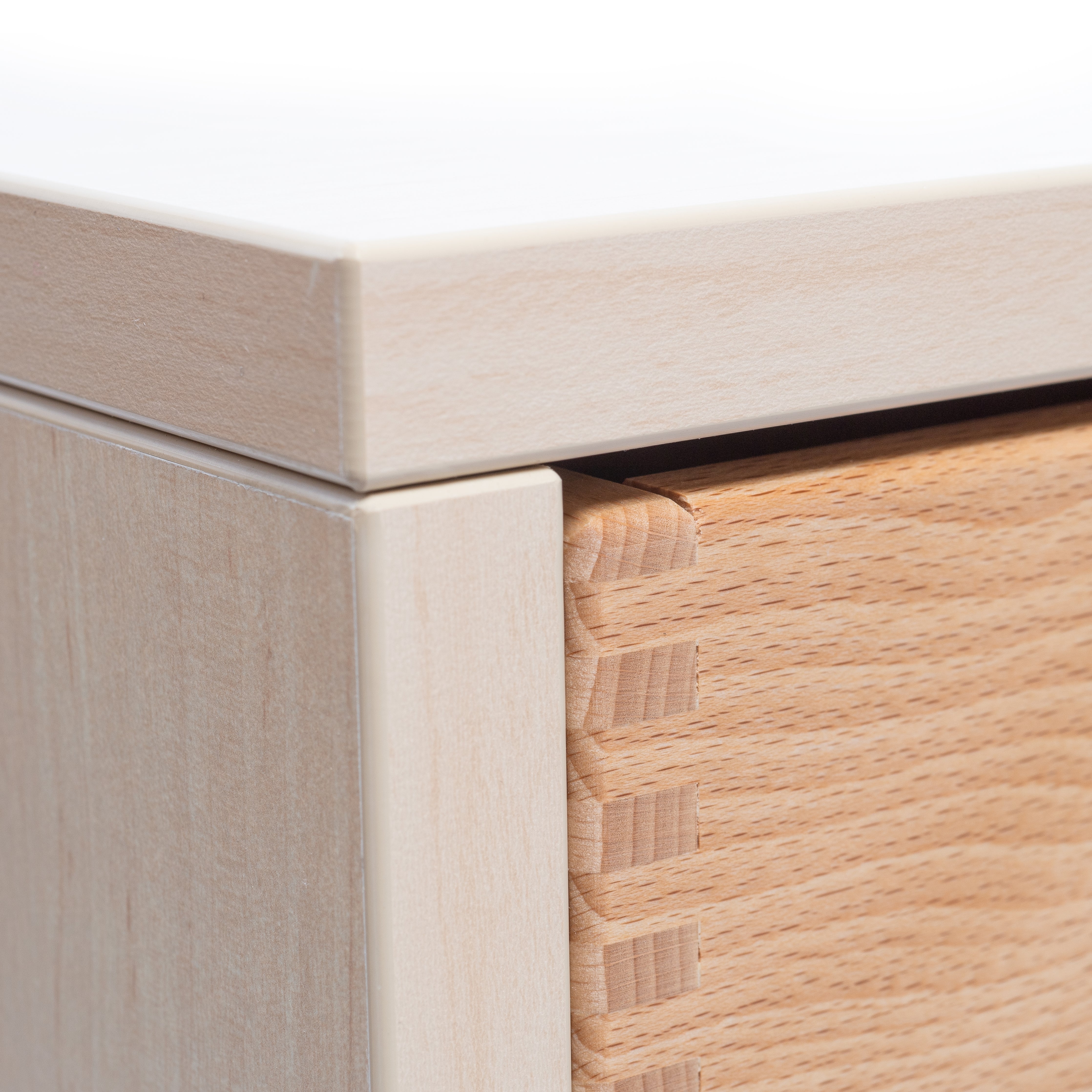 Schrank Kindergarten Nahaufnahme hochwertiges Holz