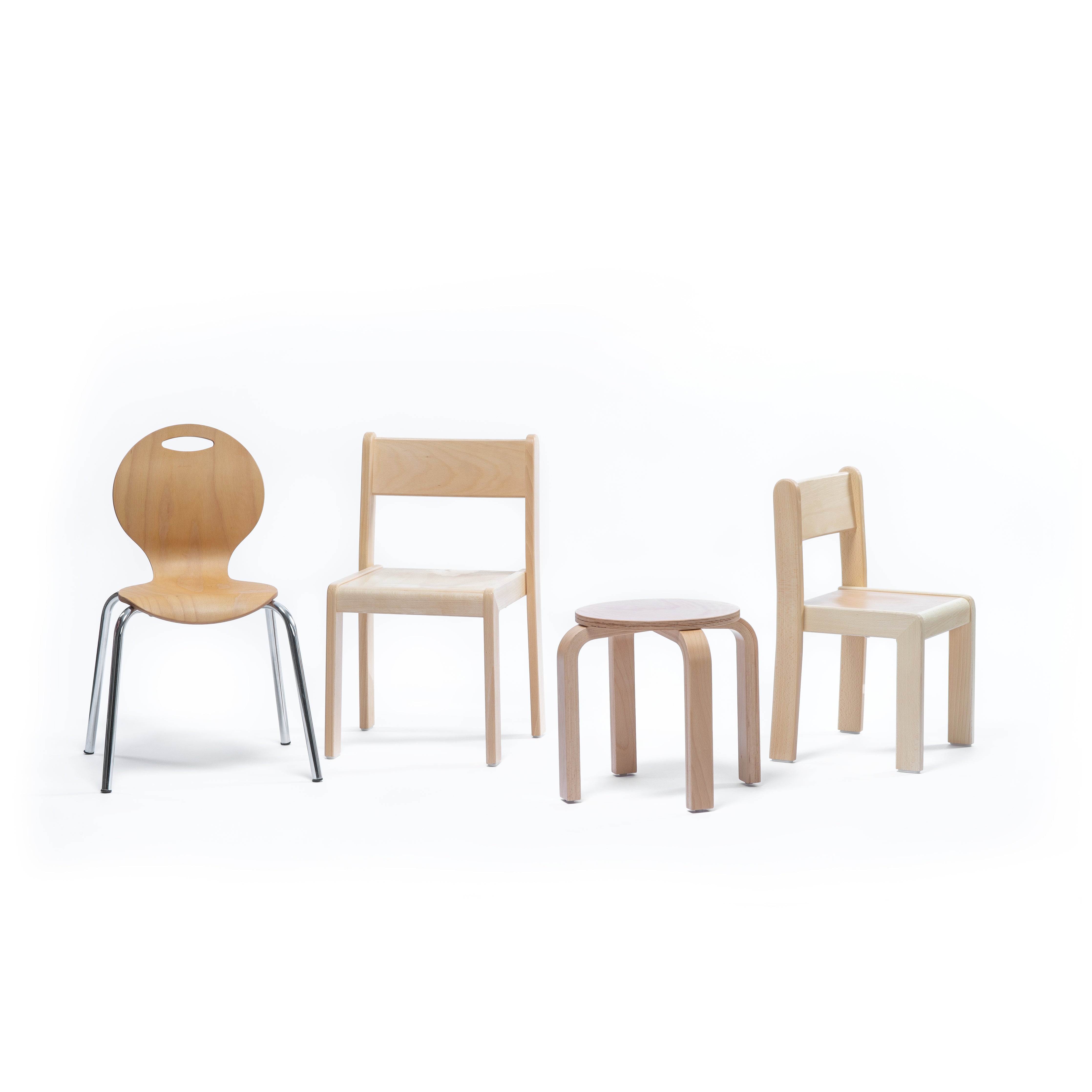 Verschiedene Kinderstühle aus Holz und ein Kindergartenstuhl mit Metallfüsse