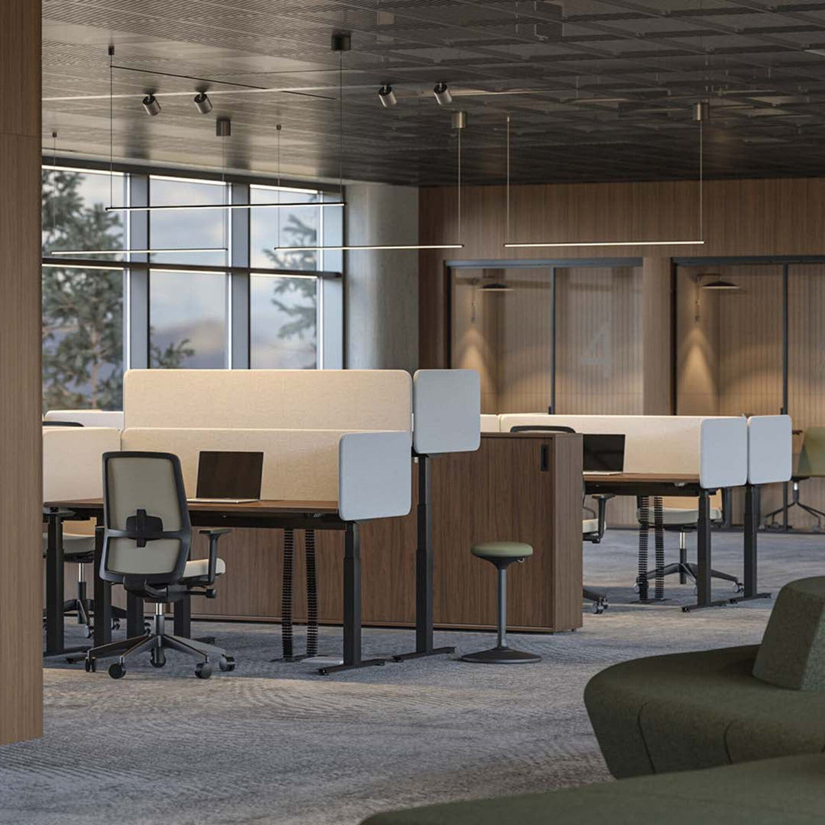 Höhenverstellbarer Stehtisch für das Büro, perfekt für flexible Arbeitspositionen.