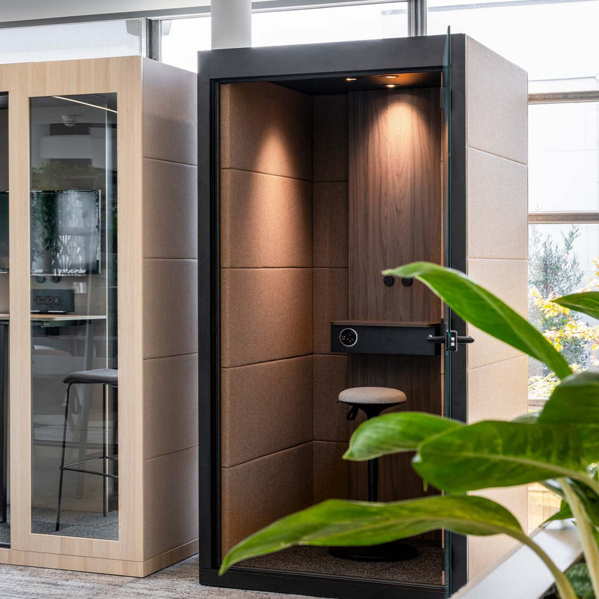 Silent Room S Telefonkabine mit eleganter Glasfront und akustisch gepolstertem Innenraum – ideal fuer ungestoerte Telefonate und effizientes Arbeiten in offenen Bueroumgebungen