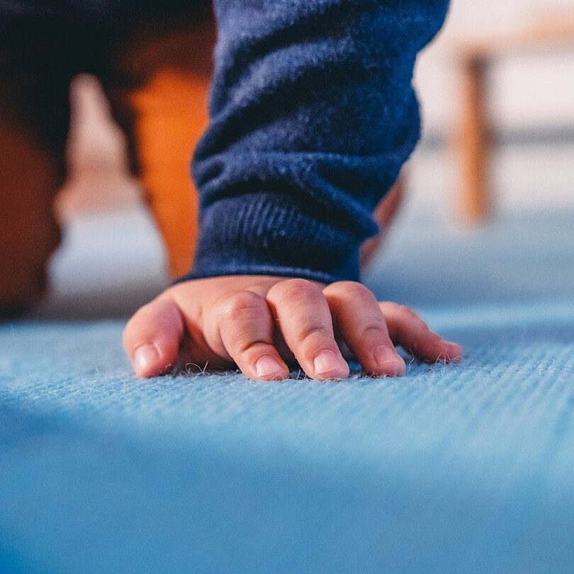 Teppich Kita mit Trittschallverbesserung und fransfreiem Design, ideal für Kinder.