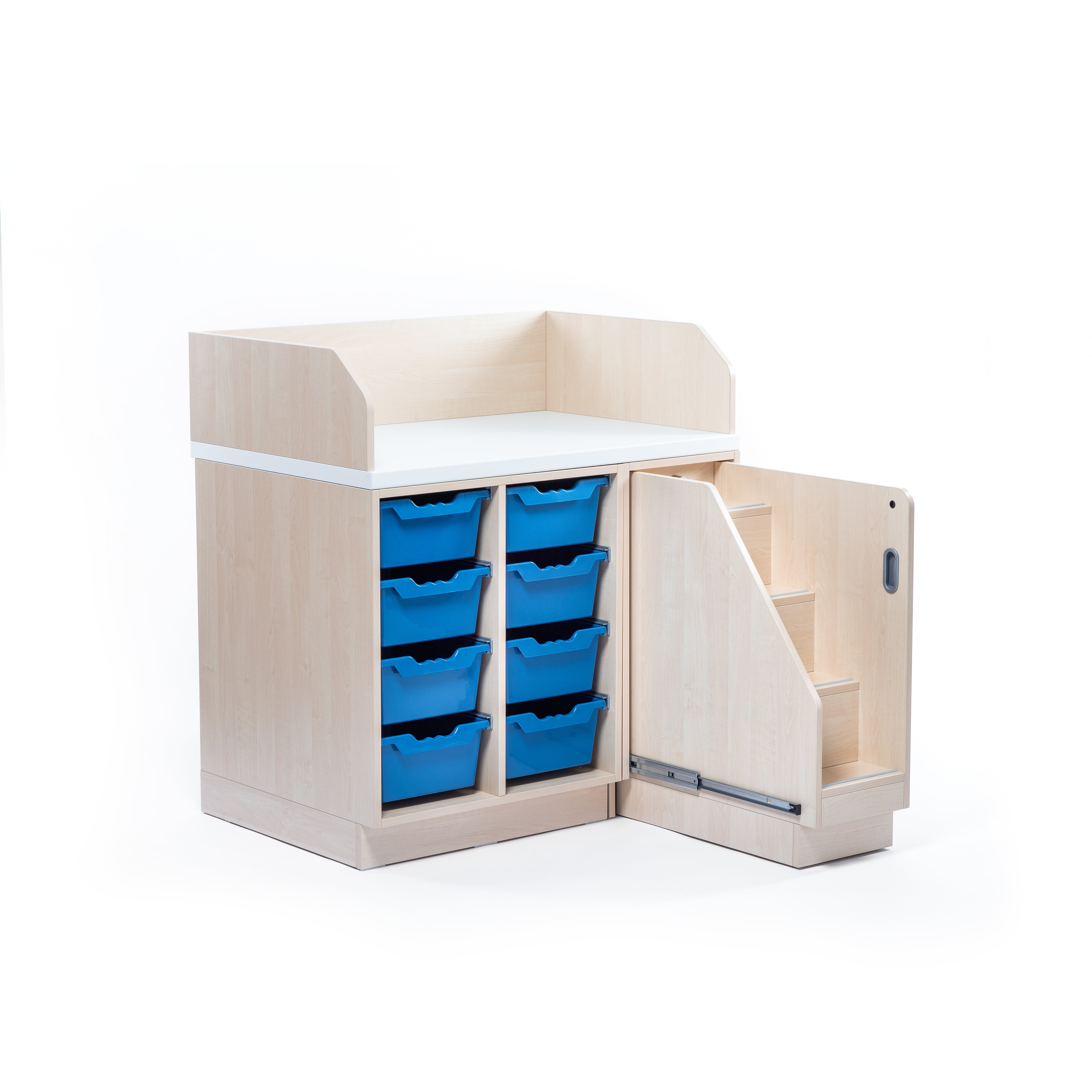 Wickelkommode Kita mit Treppe und blauen Ablageboxen aus Kunststoff
