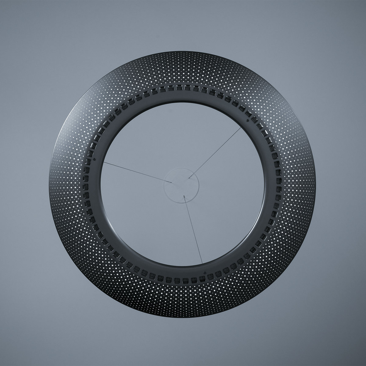 Zumtobel AMBITUS Ring-Pendelleuchte von unten mit kreisförmiger Reflektorreihe und feiner Perforation.