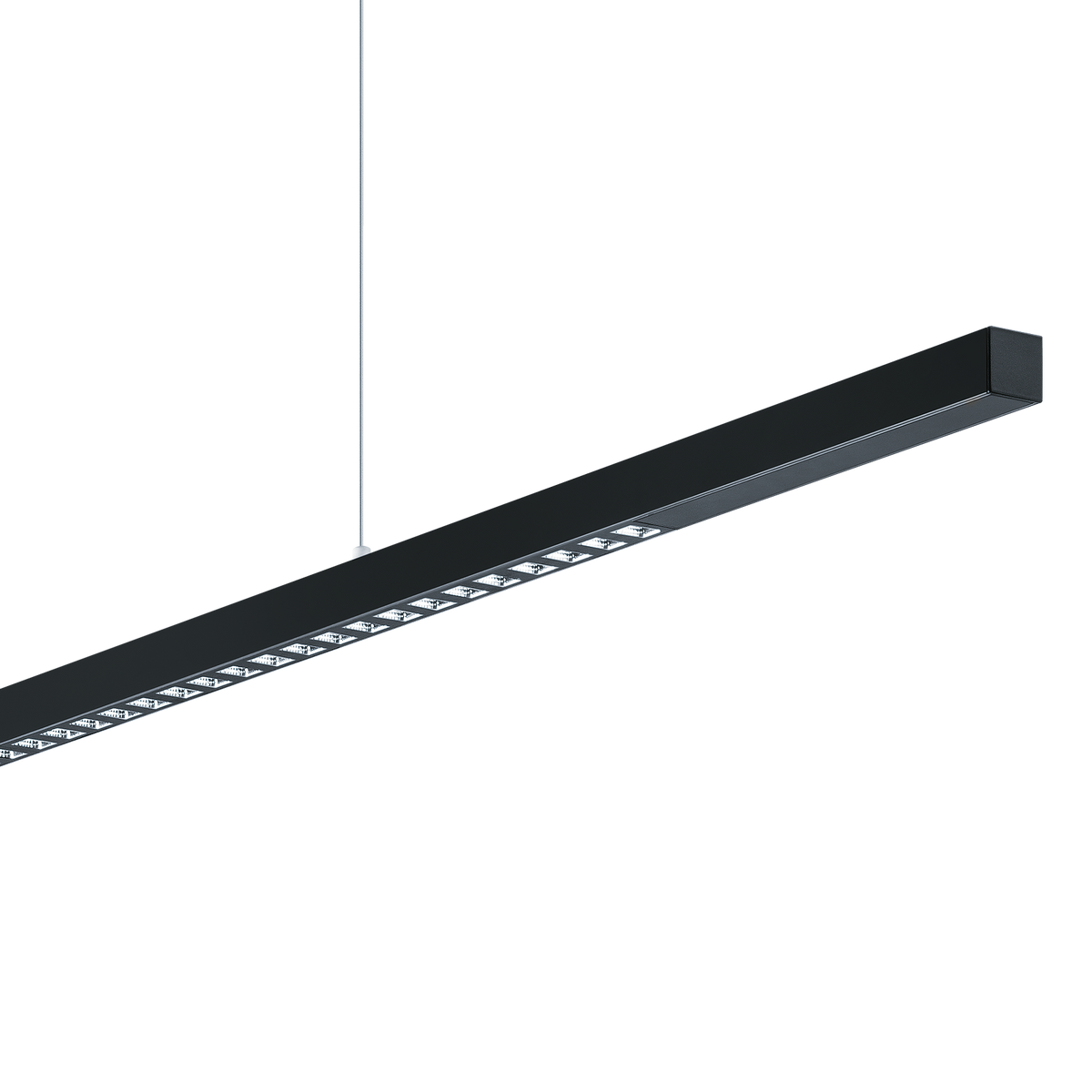 Detailansicht der schwarzen Zumtobel LINETIK Büro-Pendelleuchte mit Reflektorreihe und schmalem Leuchtenprofil.