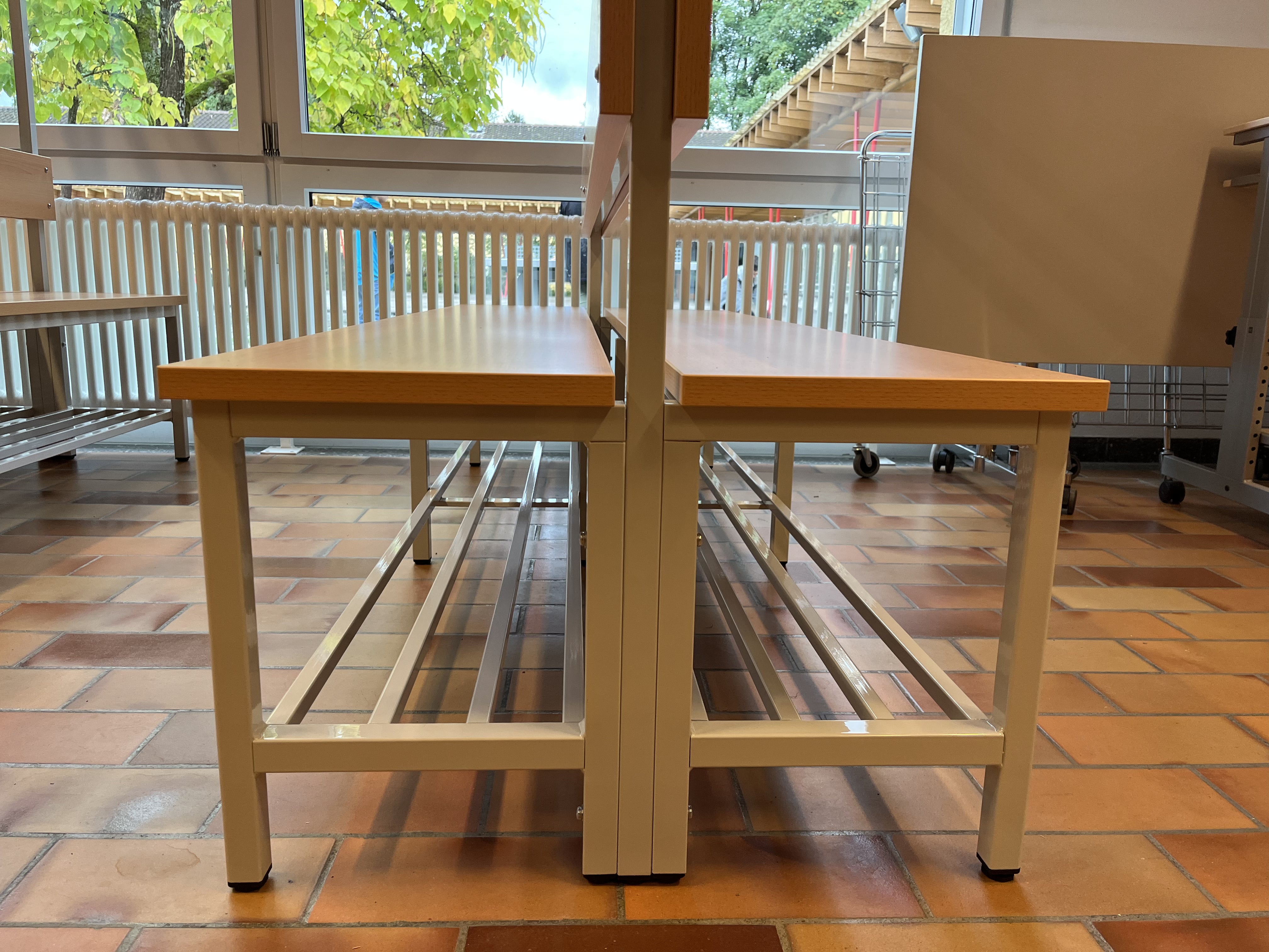 Vestiaire avec un banc à double faces