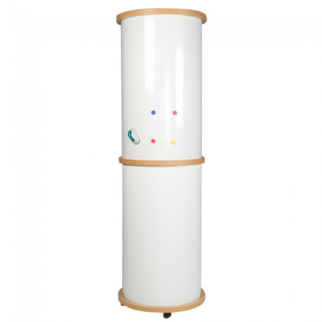 Litfasssäule mit einer Stahloberfläche