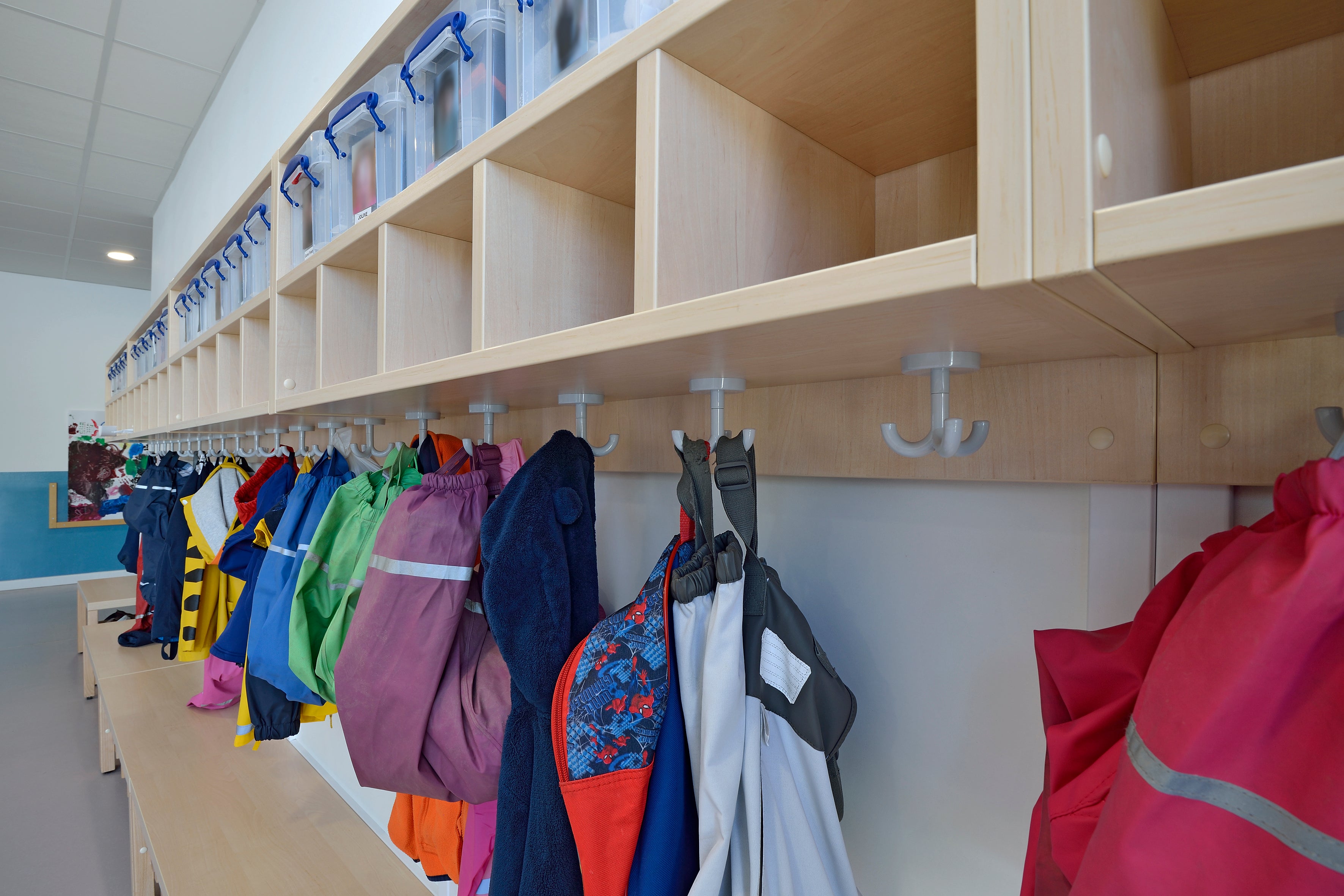 Kindergarderobe Kita und Kindergarten mit Kleiderhaken