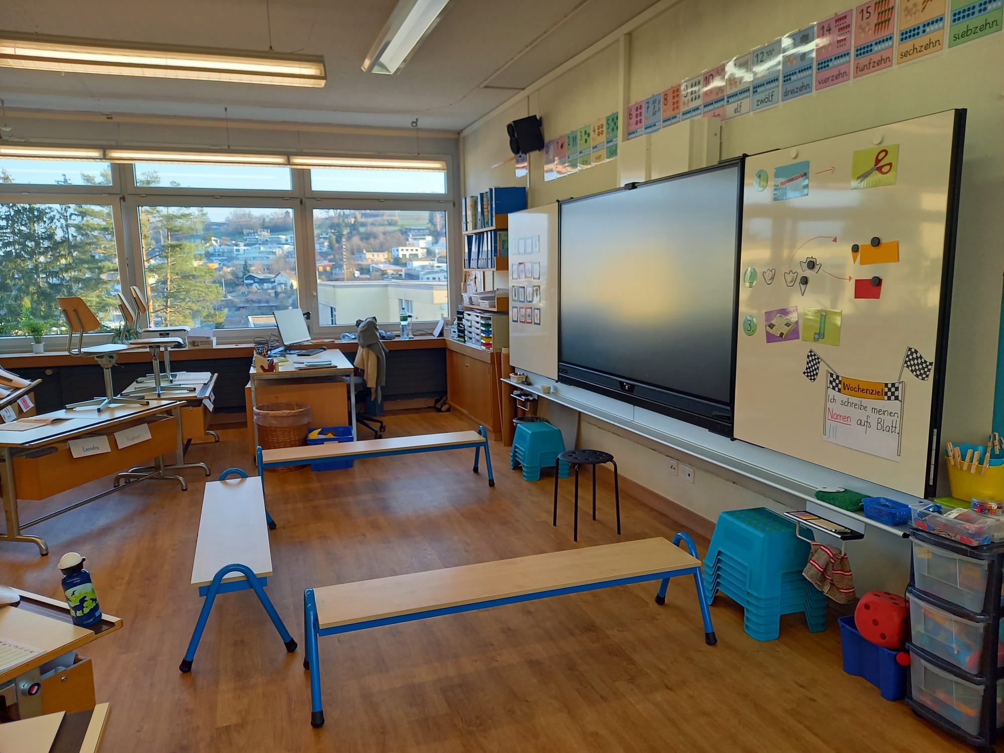 Stapelbare Bank im Klassenzimmer
