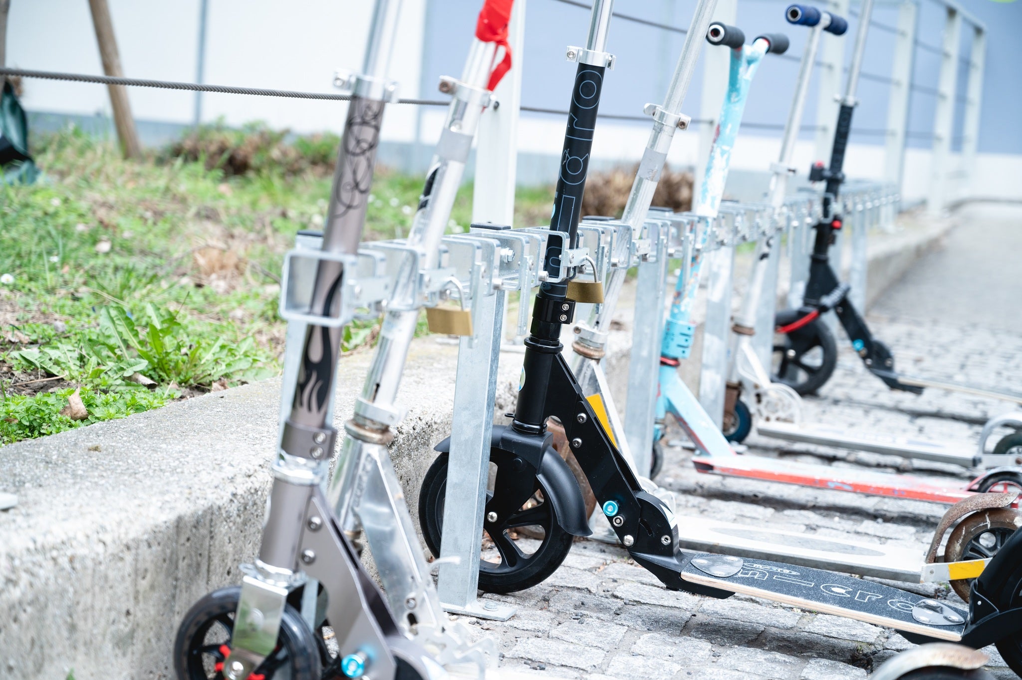 Kickboardständer zur Bodenmontage mit 4 Stellplätzen