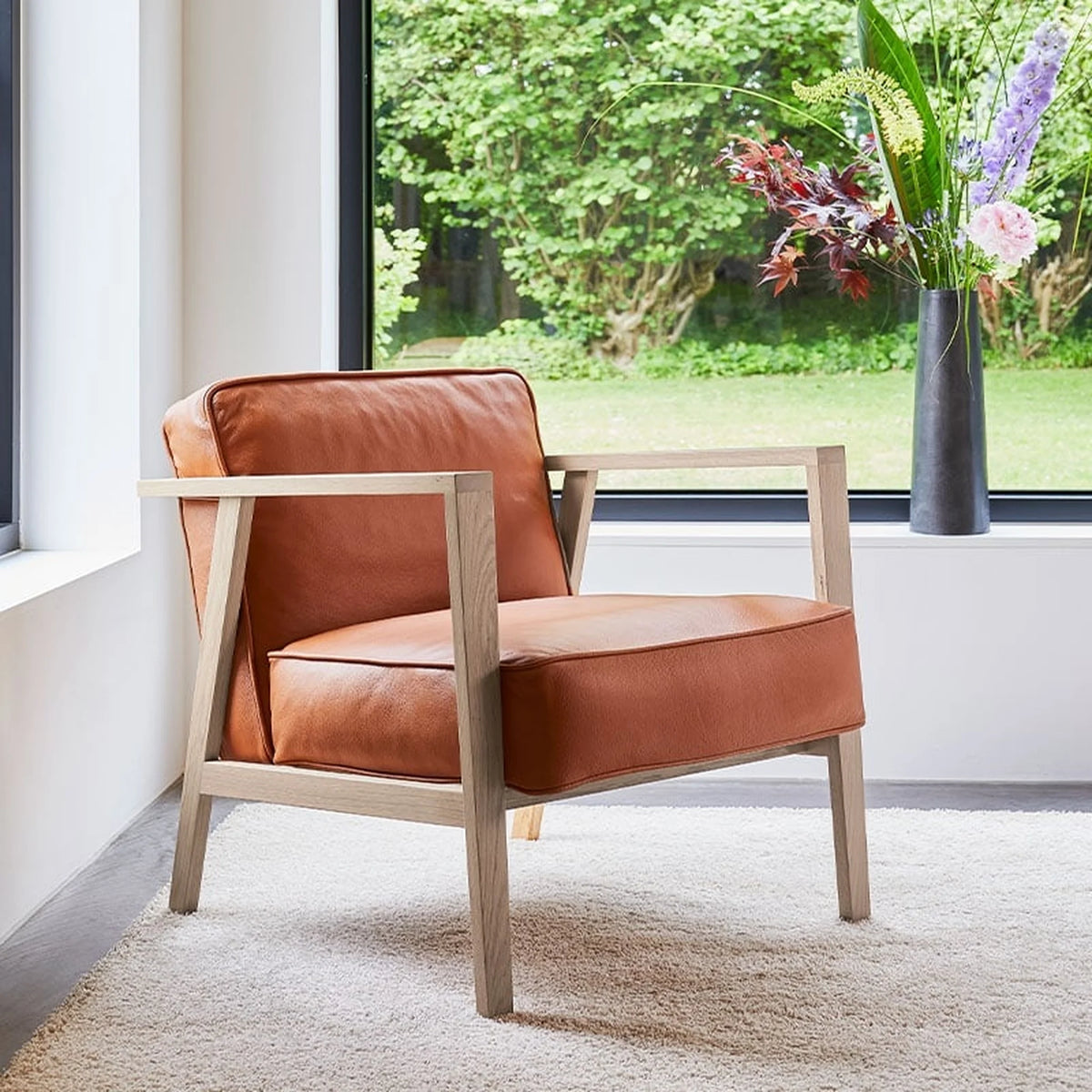 Solid oak lounge chair with Sevilla leather | LC1