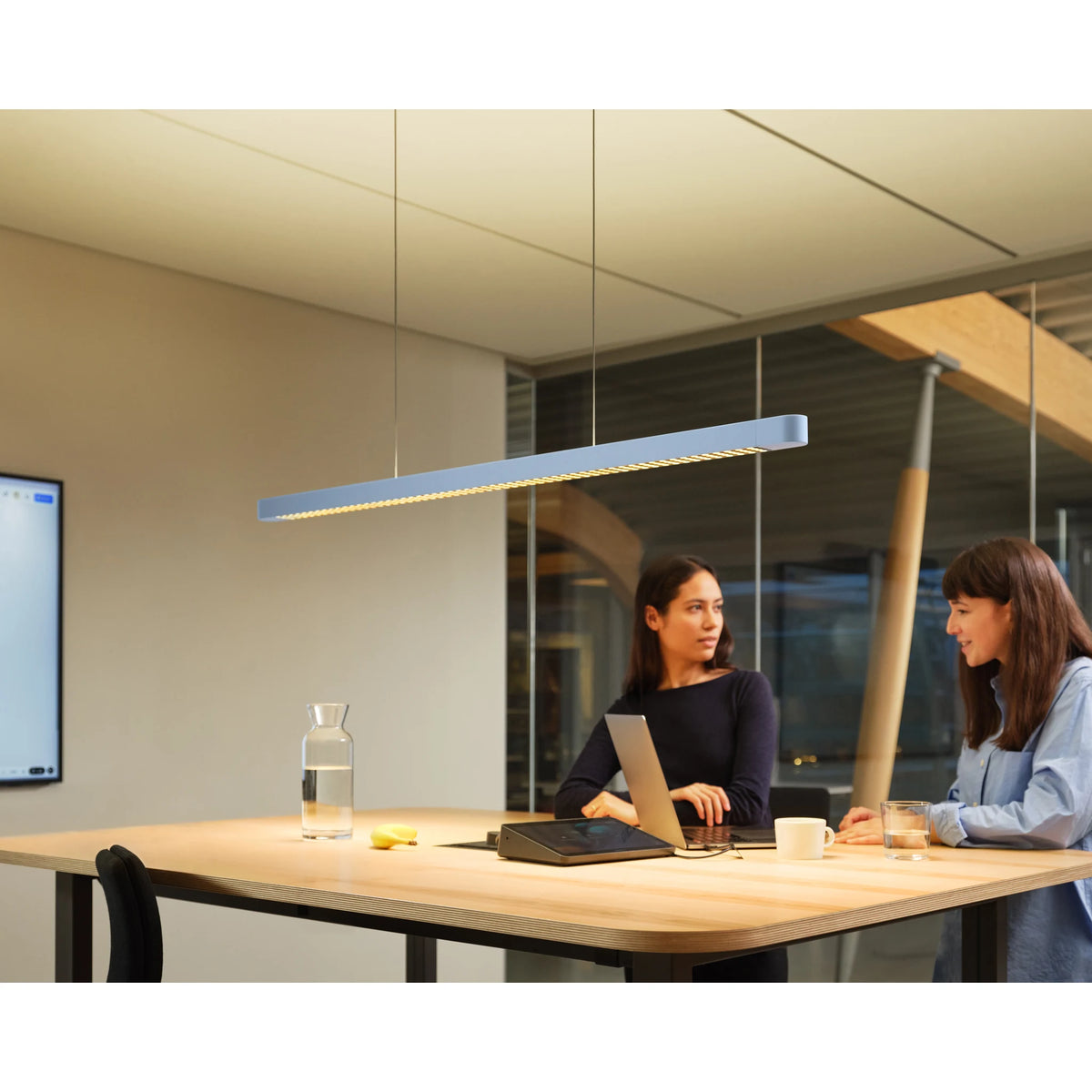 Pendant light with 10,700 lumens and height adjustment | Teams Suspension
