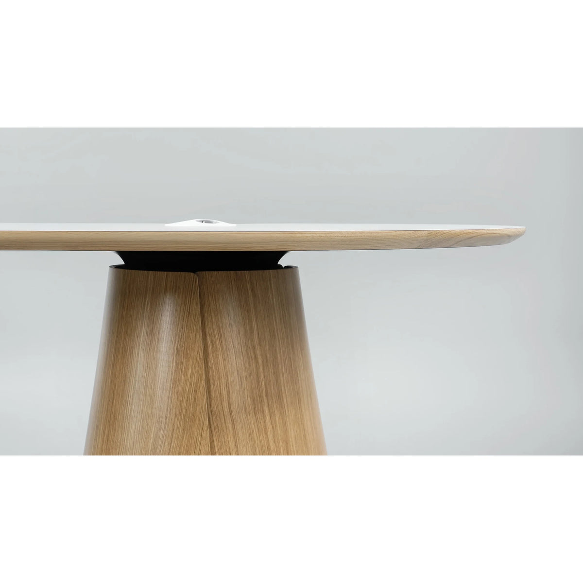Besprechungstisch mit Holzsäule und runder Platte | Botany