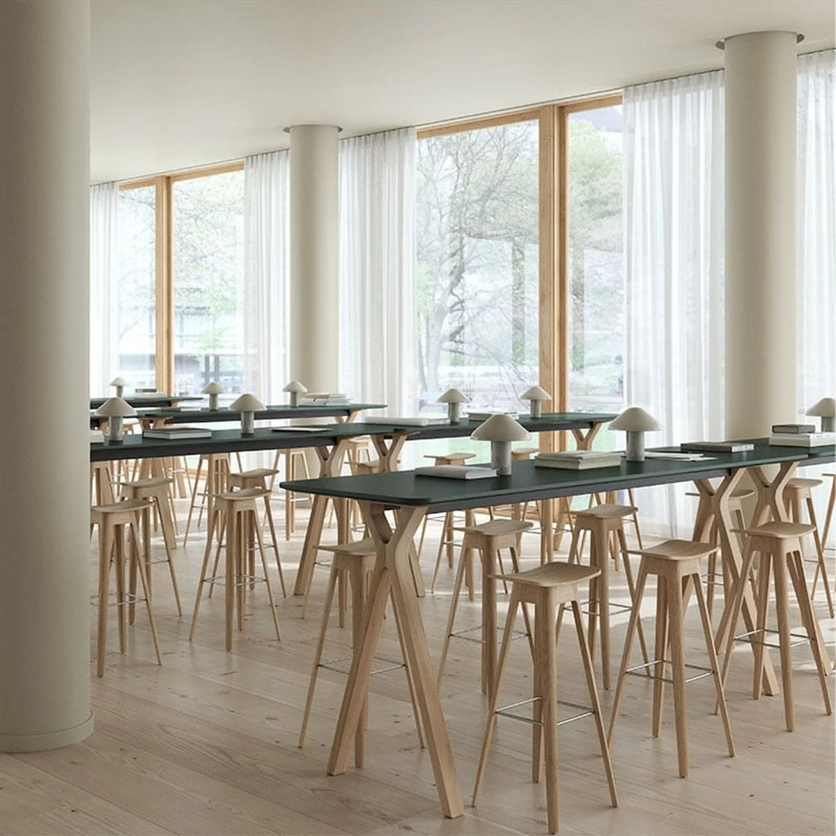 Büro Stehtisch in zwei Höhen mit Eichegestell | Space high table
