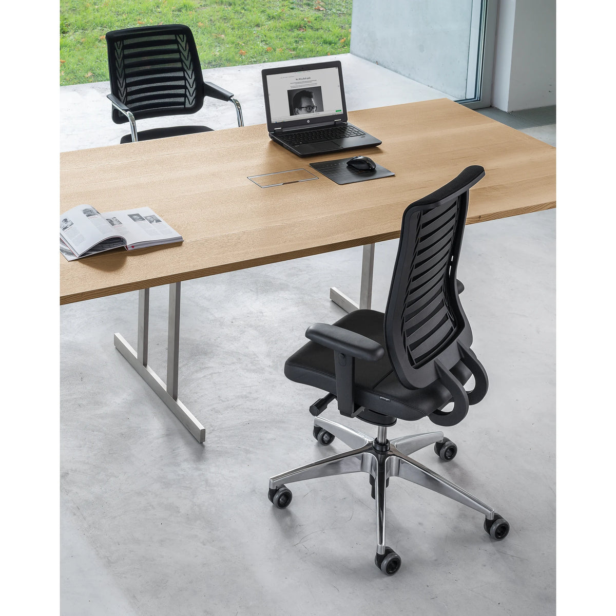 Bürostuhl mit Netzrücken und automatischer Synchronmechanik | Girsberger Reflex 1