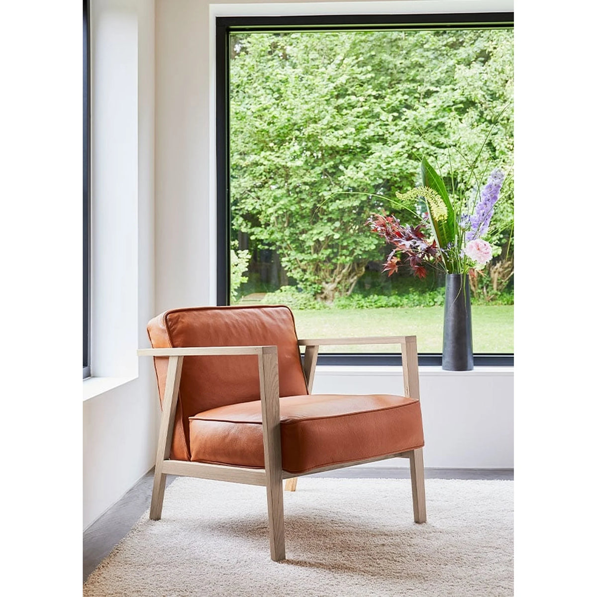 Solid oak lounge chair with Sevilla leather | LC1