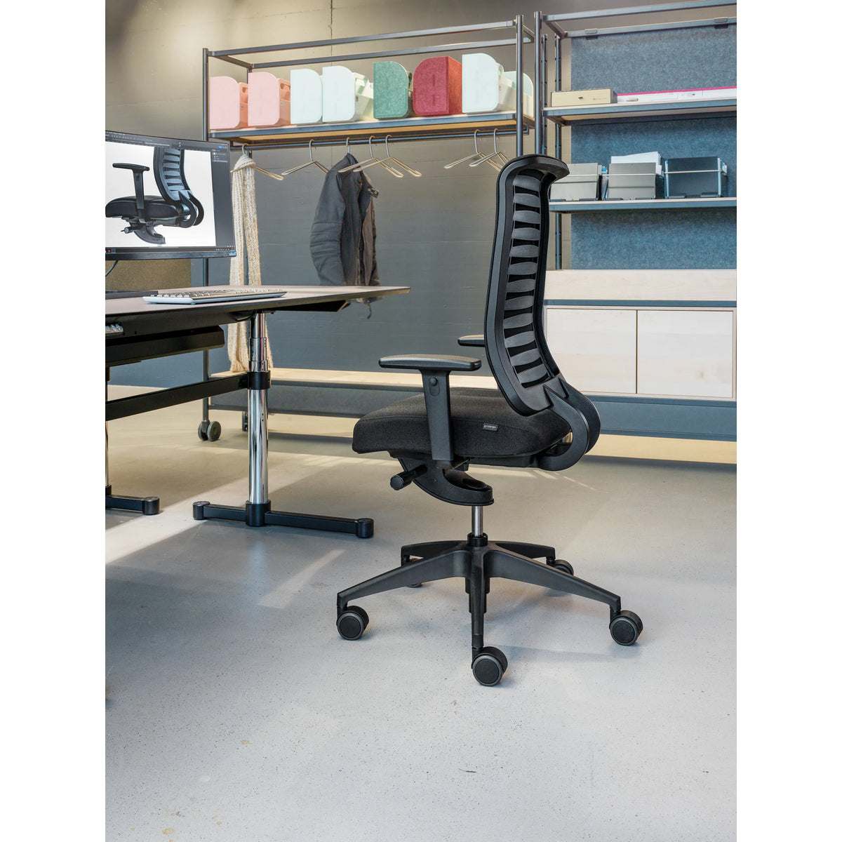 Bürostuhl mit Netzrücken und automatischer Synchronmechanik | Girsberger Reflex 1