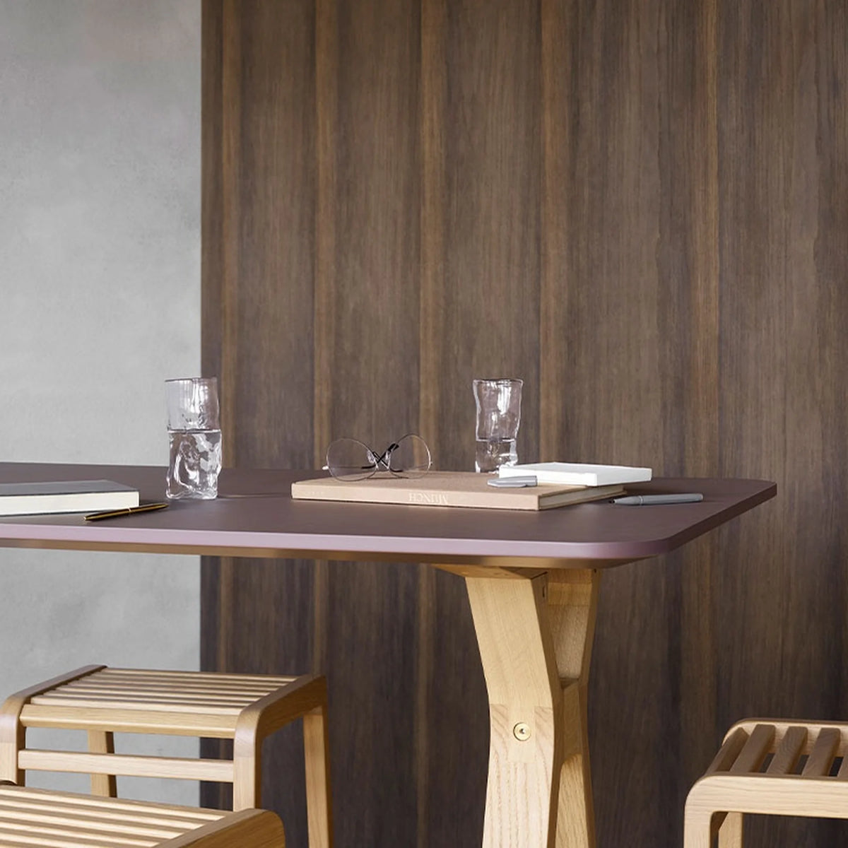 Büro Stehtisch in zwei Höhen mit Eichegestell | Space high table
