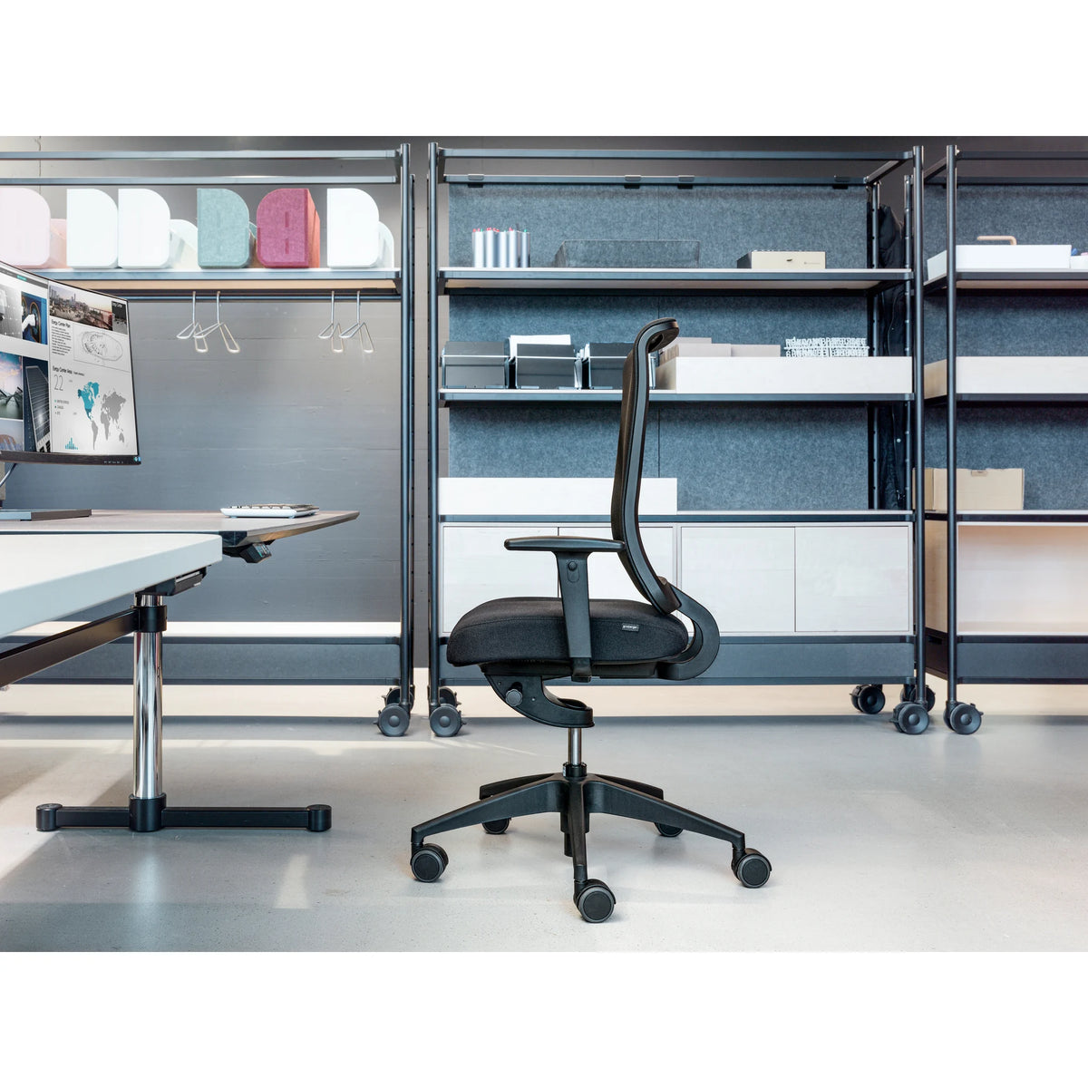 Bürostuhl mit Netzrücken und automatischer Synchronmechanik | Girsberger Reflex 1