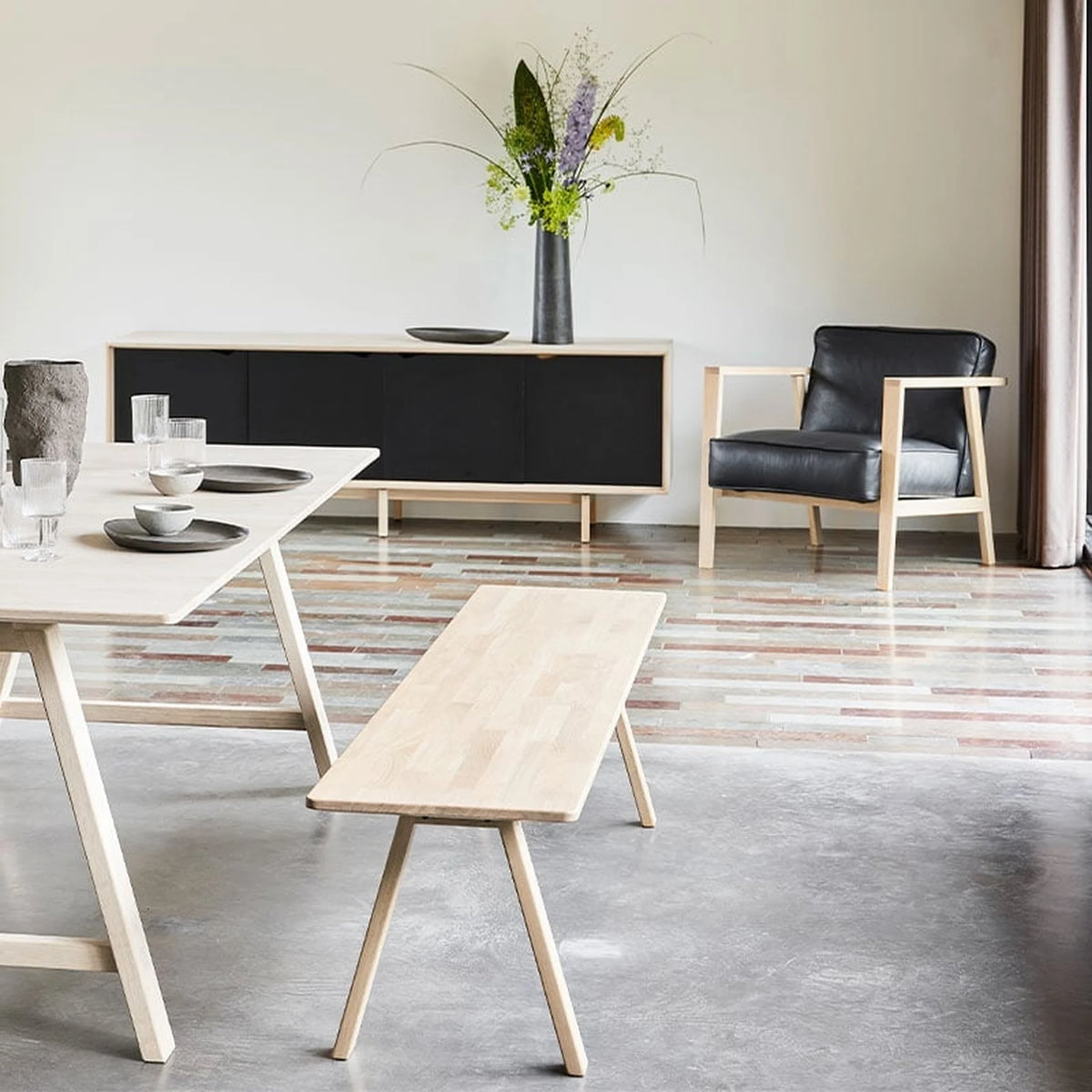 Solid oak lounge chair with Sevilla leather | LC1