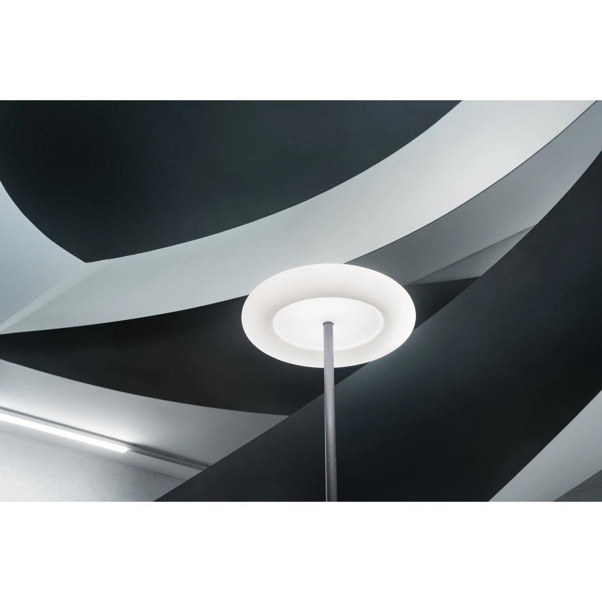 Floor lamp in white, dimmable, with 3000 K | Oto