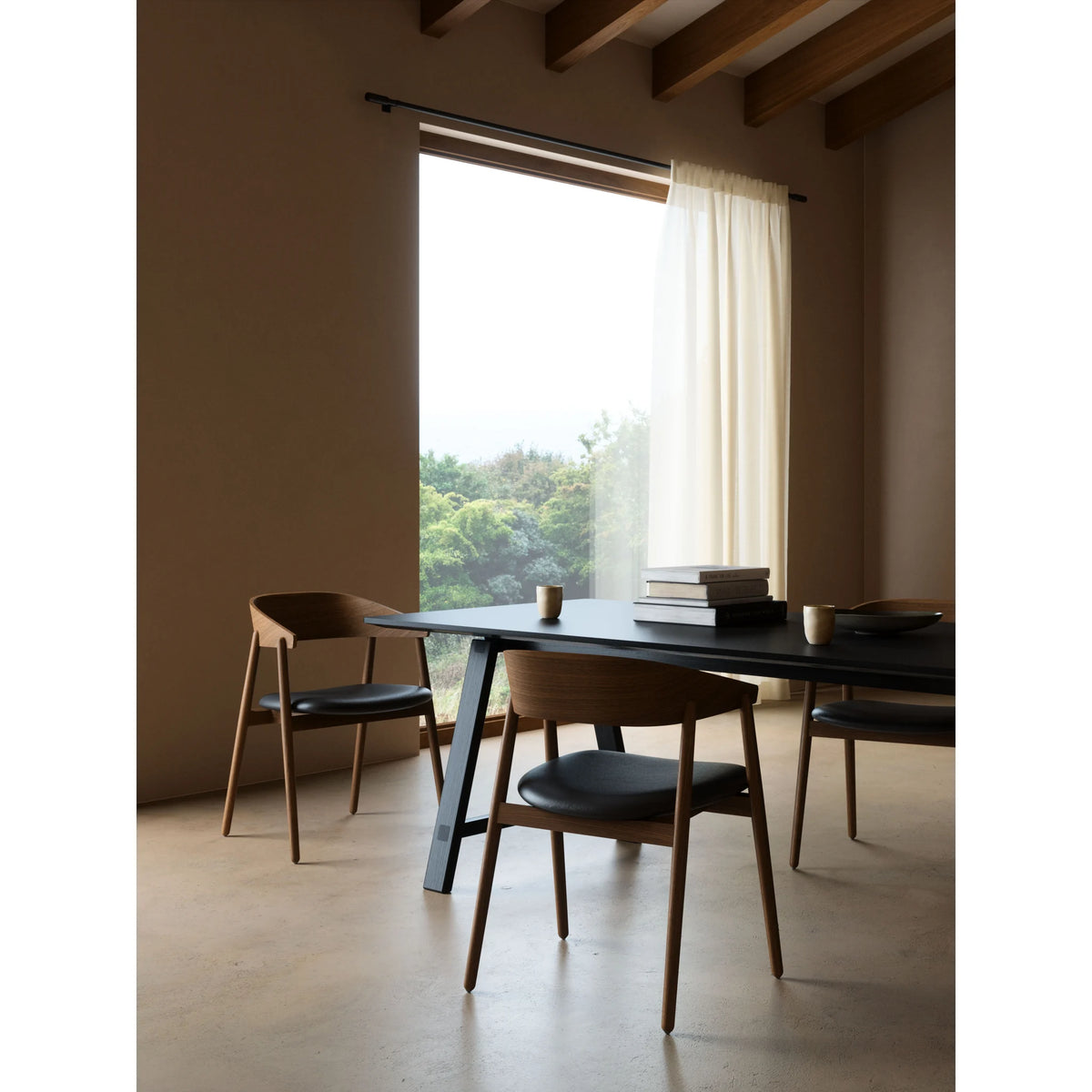 Conference table with a variety of dimensions and a solid wood frame | T1