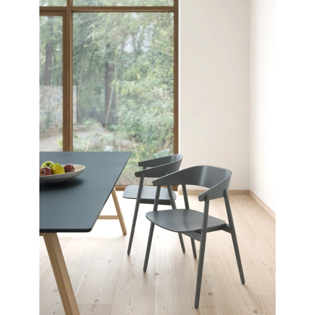 Conference table with a variety of dimensions and a solid wood frame | T1