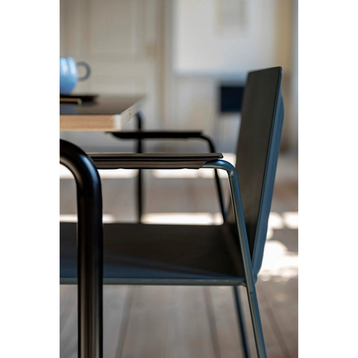 Conference chair with flexible seat shell, stackable | DRY