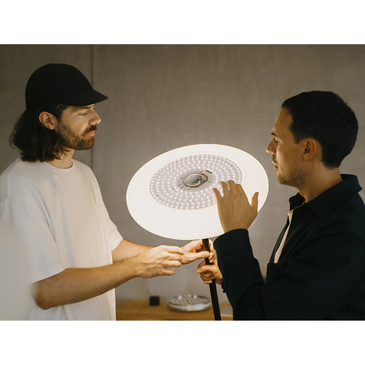 Floor lamp in white, dimmable, with 3000 K | Oto