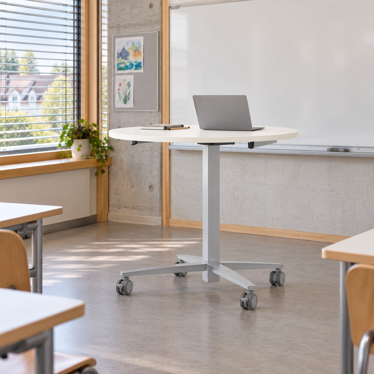 Höhenverstellbarer Monosäulentisch mobil für Schulen als Lehrerpult mit Laptop im Schweizer Schulzimmer.