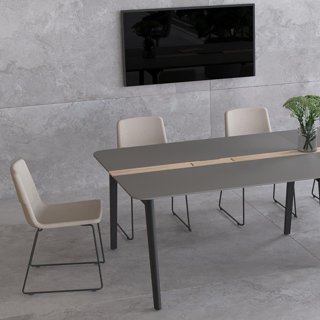 Ergonomischer Besucherstuhl mit atmungsaktivem Netzrücken, perfekt für lange Sitzzeiten.