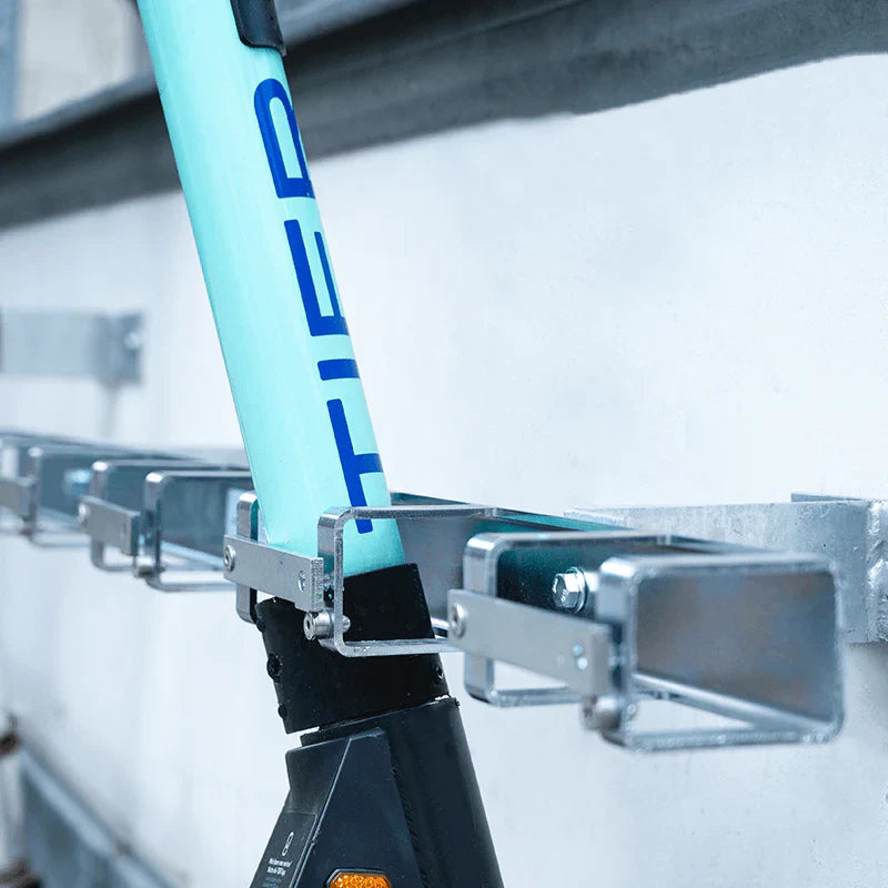 Detailaufnahme eines Kickboard-Staenders, der ein Kickboard sicher in einem stabilen Halter aufbewahrt, ideal fuer die ordentliche und sichere Abstellung von Kickboards in oeffentlichen oder gewerblichen Bereichen