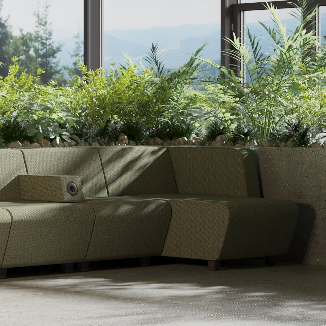 Buero-Lounge Moebel in gruen umrandet von Pflanzen
