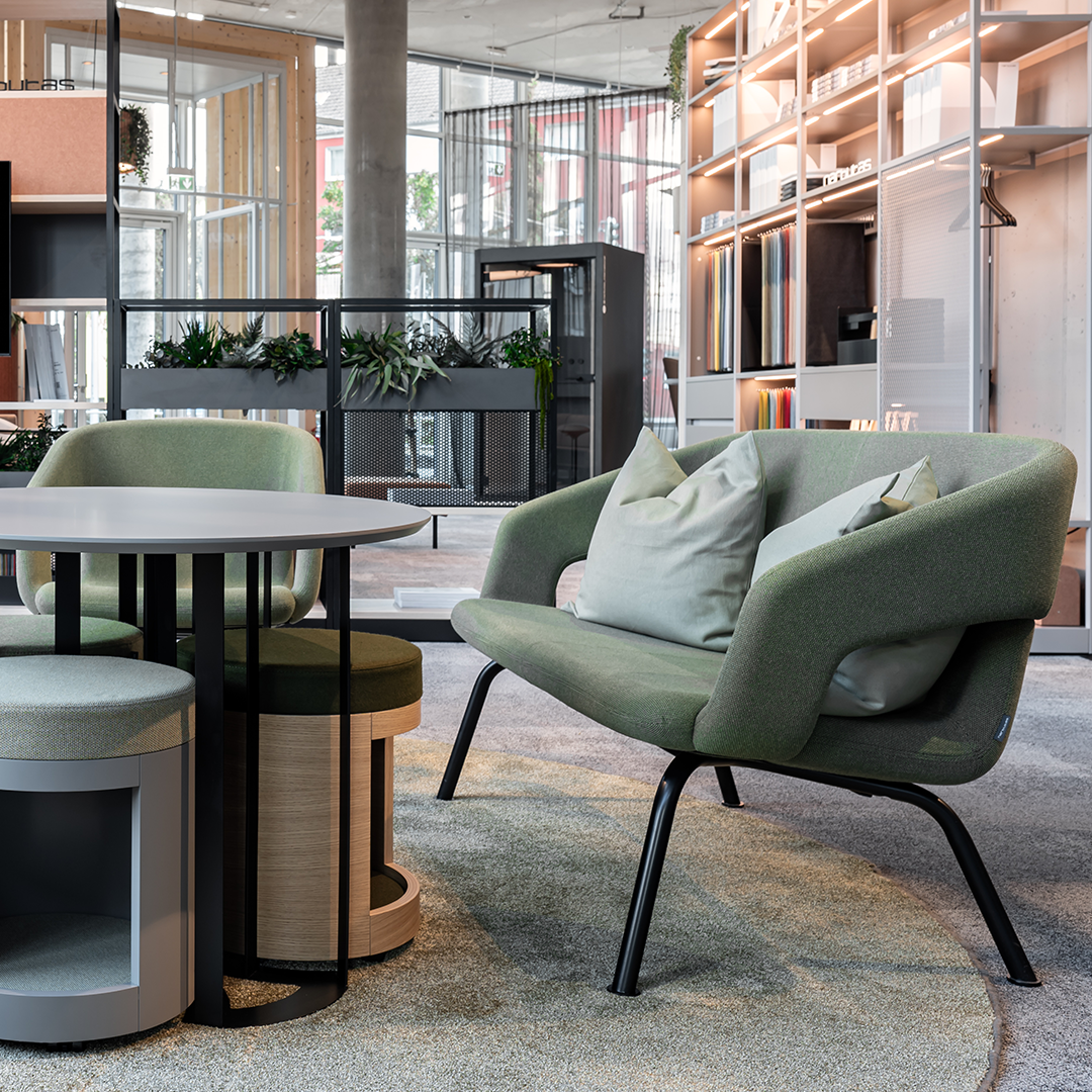 Stilvolles Sofa für Büros, geeignet für Empfangsbereiche und Wartezonen.