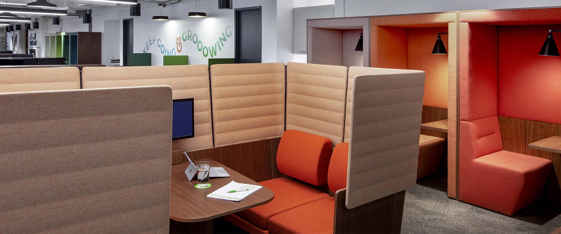 Komfortabler Bürosessel im skandinavischen Stil, ideal für jede Büro Lounge.