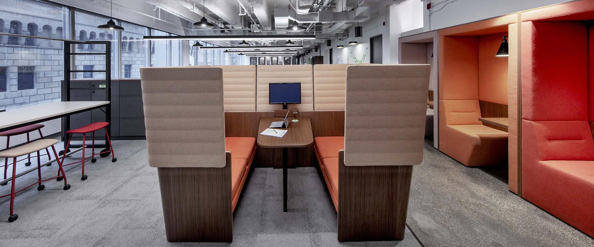 Hochwertiger Bürosessel für Büro Lounges, der Eleganz und Funktionalität kombiniert.
