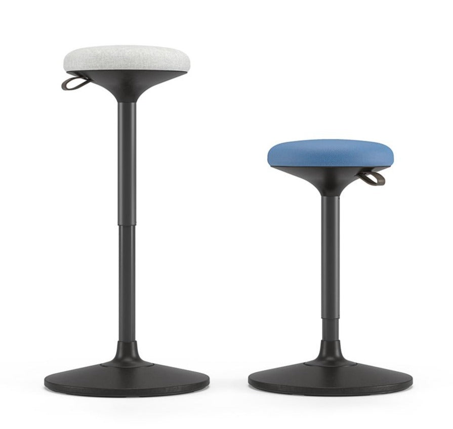 Buerohocker ergonomisch mit schwarzen Gestell und Sitzflaeche aus Stoff in grau und blau