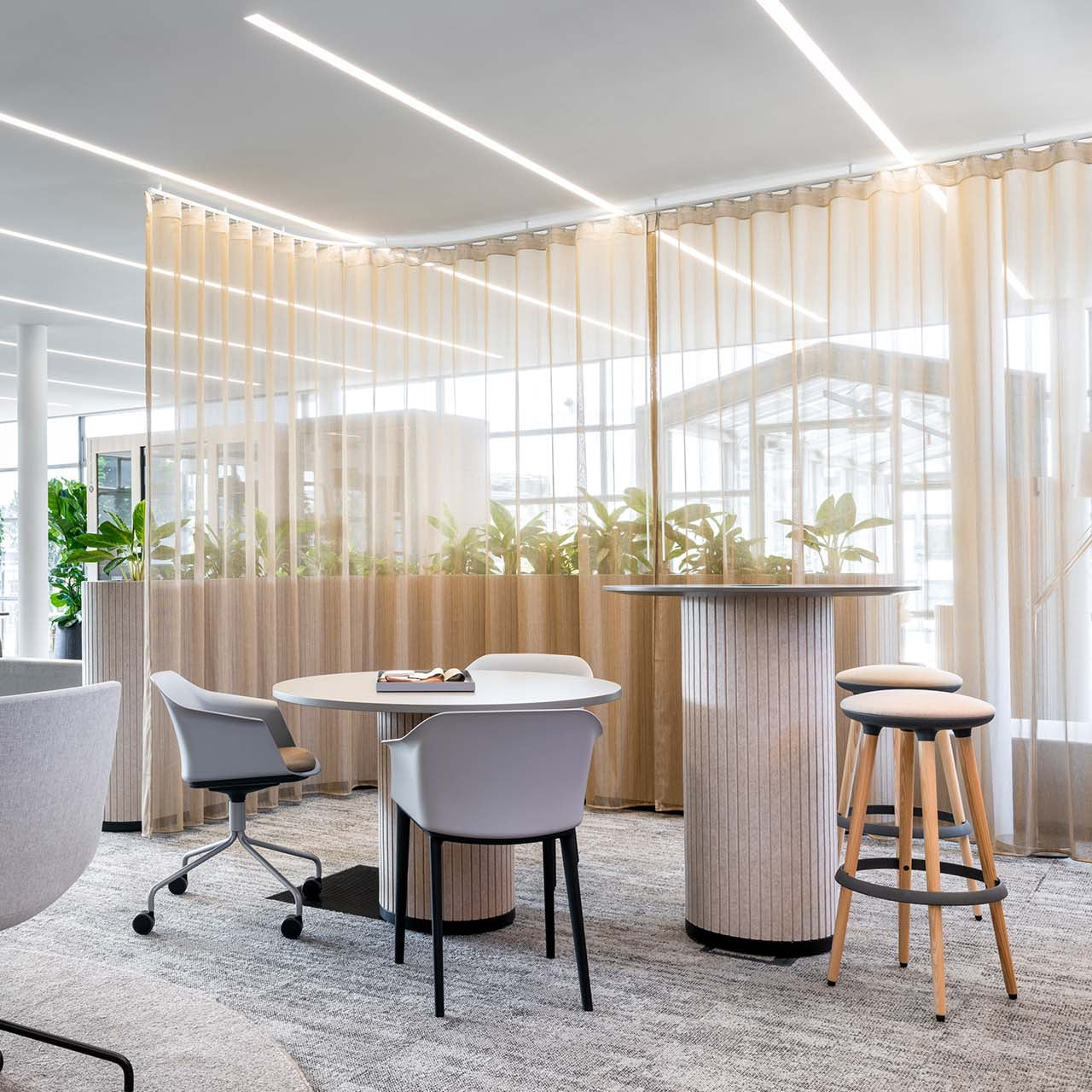 Coffee Table Büro mit lärmdämmenden Akustiksäule ǀ PARTHOS