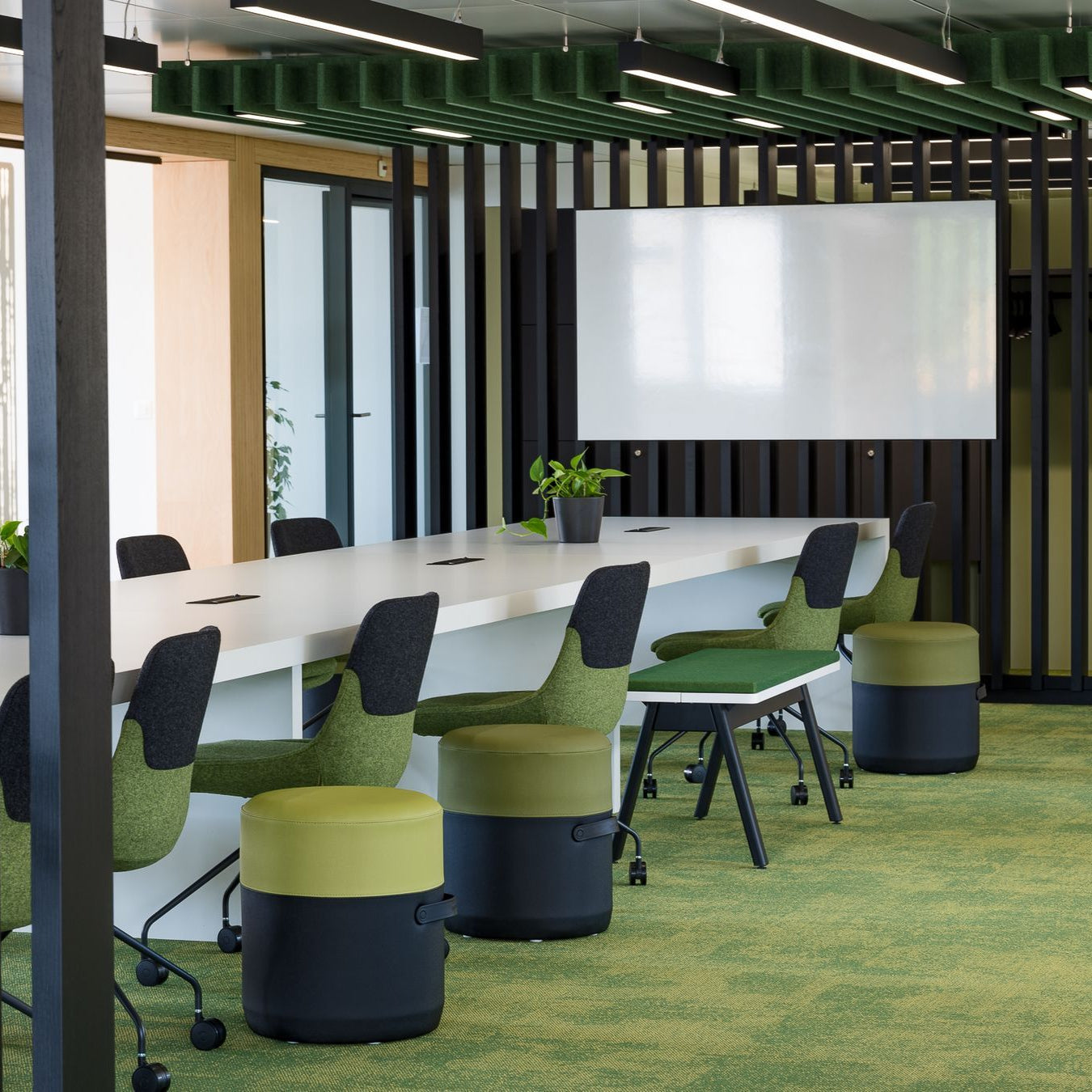 Nachhaltige Deckenbaffel aus recyceltem PET