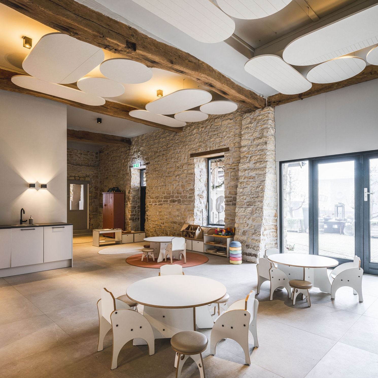 Nachhaltiges Deckenpanel aus recyceltem PET