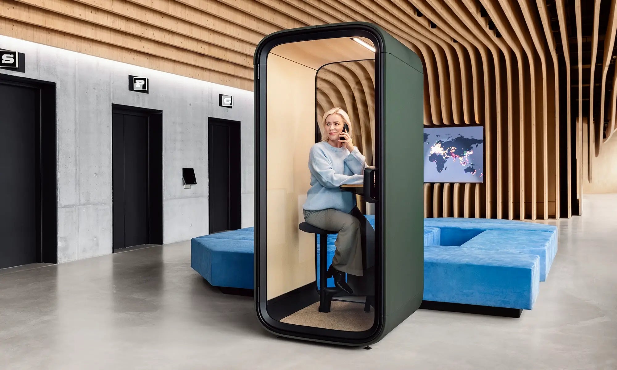 Framery One Telefonbox olivegruen in modernem smart office und Lammellendecke aus Holz