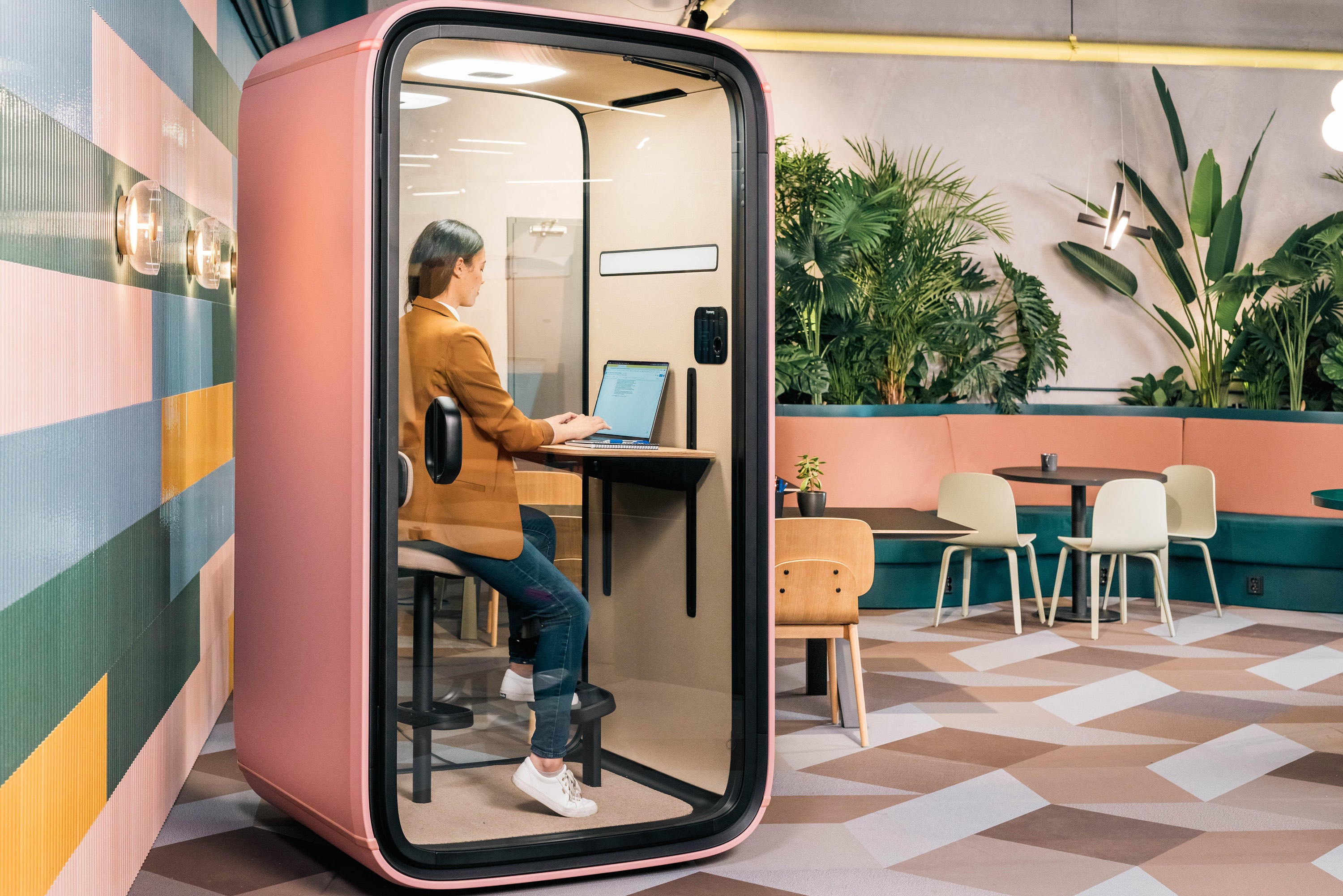 Telefonbox fürs Büro – Framery One für moderne Arbeitsumgebungen