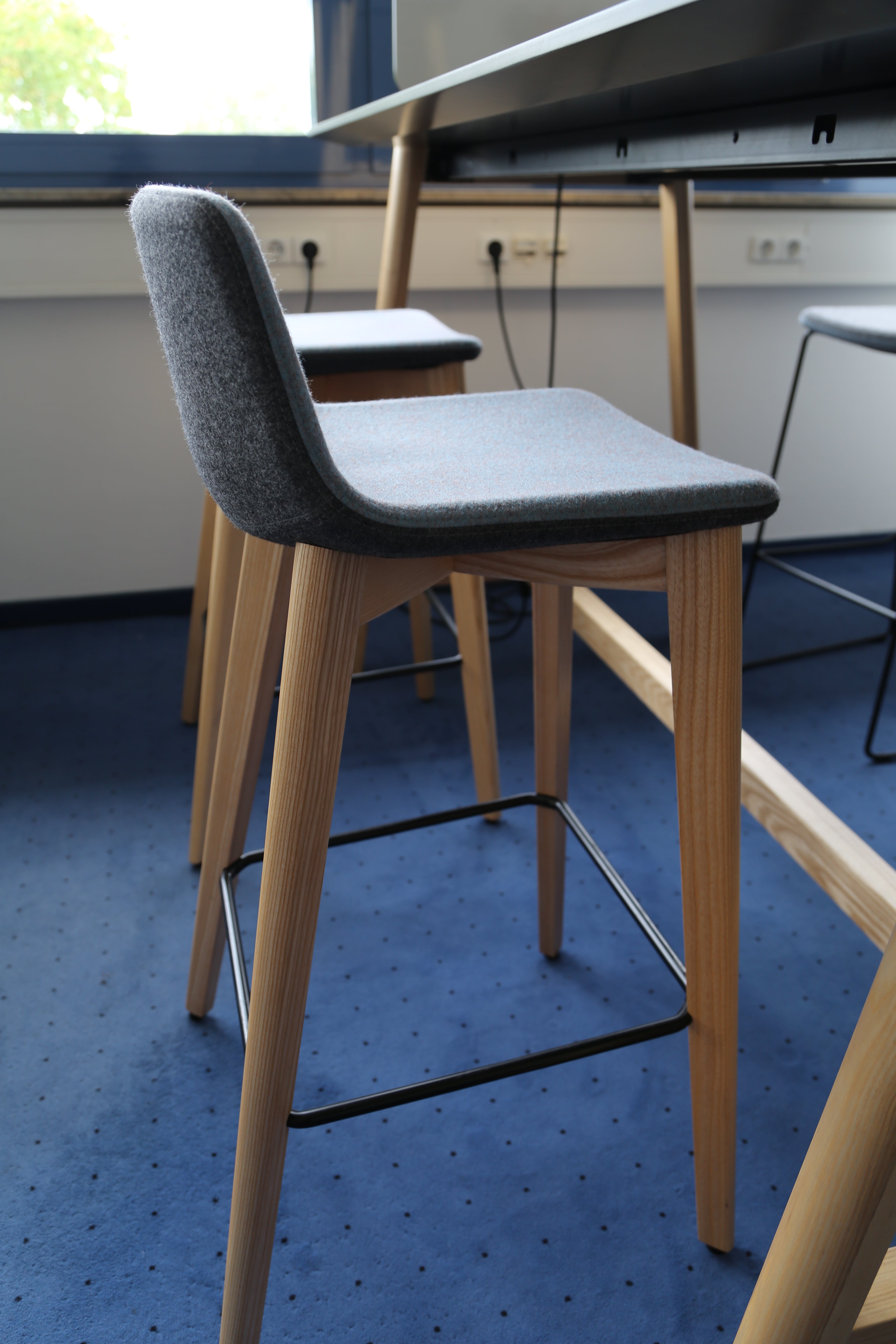 Hochstuhl Büro mit Tischbeinen aus Vollholz oder Metall ǀ TWIST&SIT